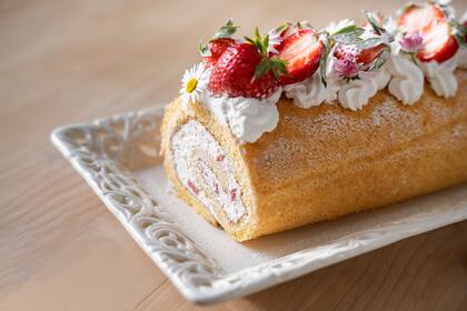 Los piononos dulces se pueden decorar con frutas frescas y crema chantillí