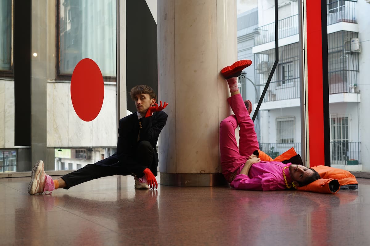 Los Pipis, Federico Lehmann y Matías Milanese, esta vez ocuparán distintos lugares del Cultural San Martín como parte de un festival que a lo largo de estos tiempos pandémicos ha tenido varias versiones en salas de teatros, en pantallas diversas, hasta en la terraza de una casa