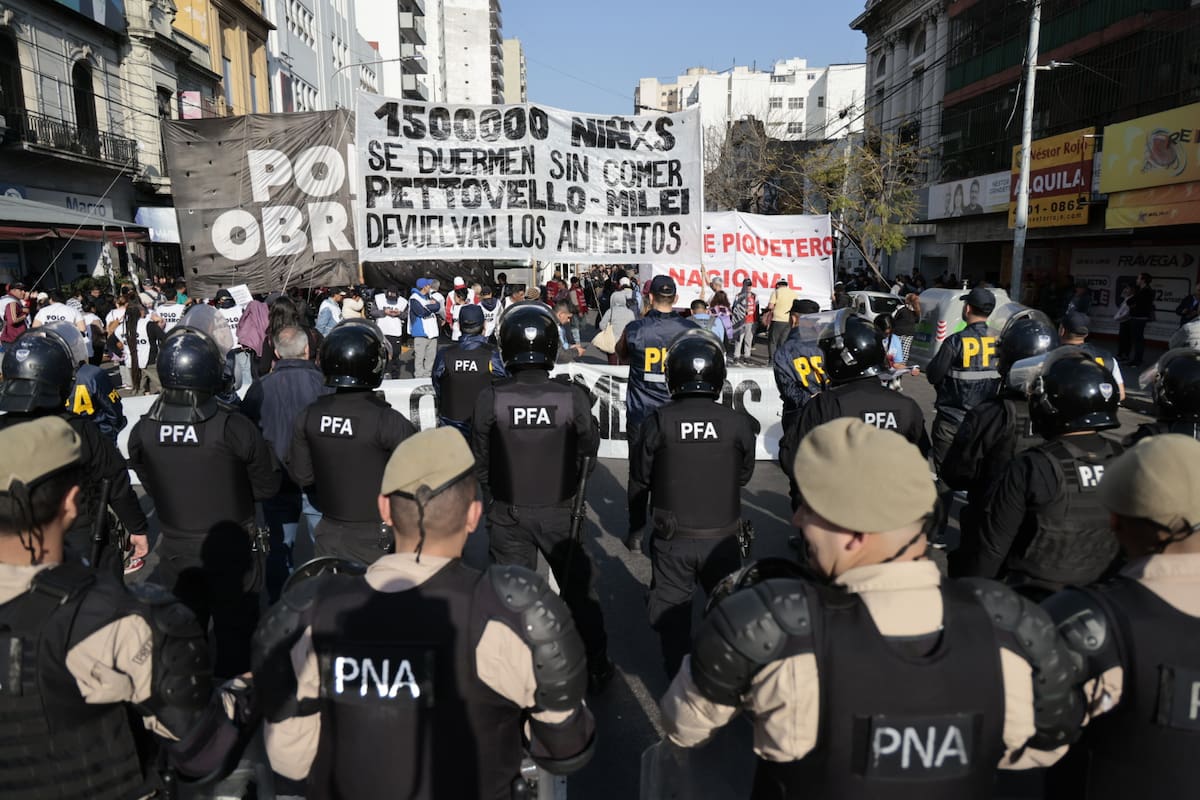 Los piqueteros, en una manifestación en el Puente Pueyrredón, cara a cara con las fuerzas federales