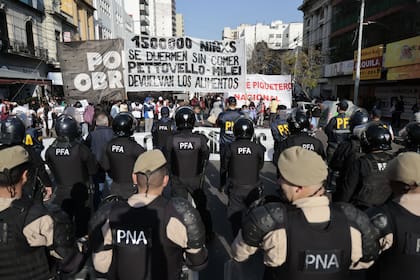 Los piqueteros, en una manifestación en el Puente Pueyrredón, cara a cara con las fuerzas federales