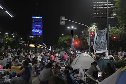 Los piqueteros pasaron la madrugada sobre la avenida 9 de Julio