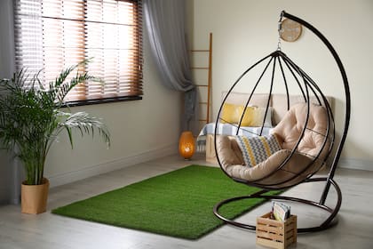 Los pisos de la casa londinense están en su mayoría tapizados con césped sintético en su totalidad o parcialmente