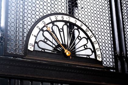 Los pisos, los techos, los antiguos ascensores y cada detalle de su arquitectura parecen conservar algo de aquella ciudad de principios del siglo XX