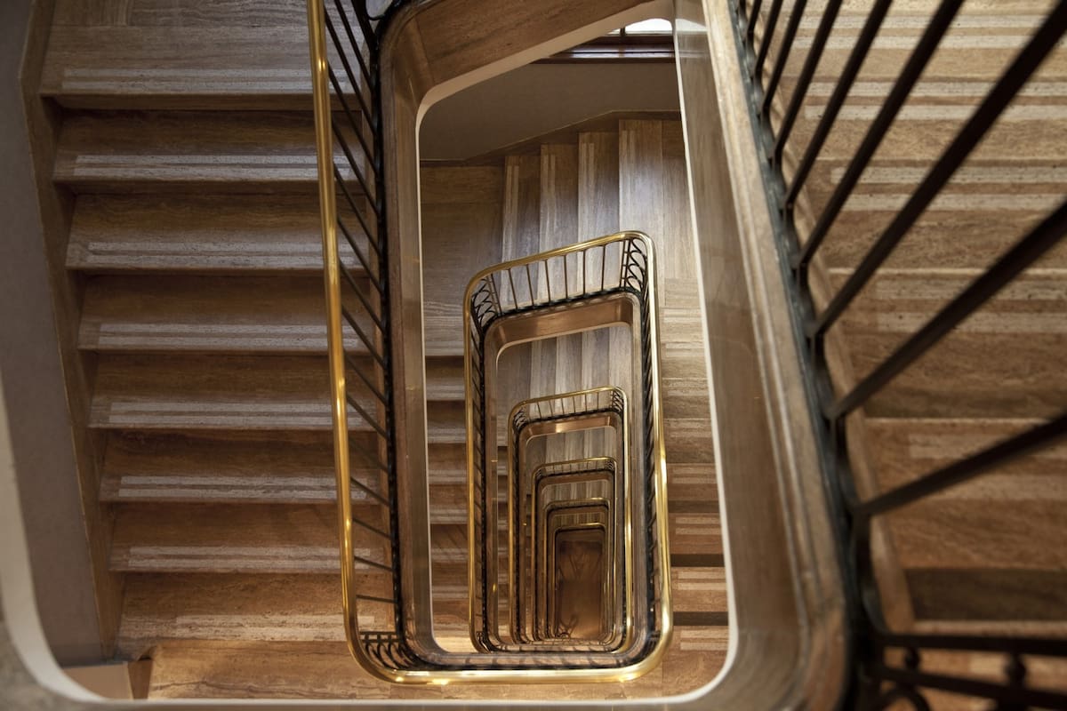 Los pisos superiores están enlazados por una espléndida escalera de mármol