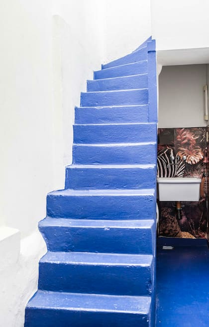 Los pisos y escaleras se pintaron en azul lavanda, mientras que la zona de la pileta del lavadero se revistió con un ploteo.