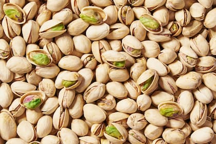 Los pistachos contienen triptófano, un aminoácido esencial precursor de la serotonina y la melatonina