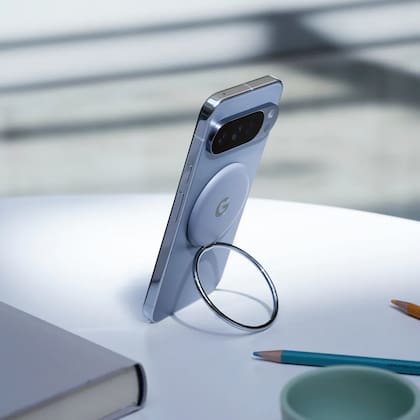 Los Pixel 10 son compatibles con el estándar Qi2 de carga inalámbrica, el mismo que usan los iPhone, y que permite el uso de accesorios magnéticos