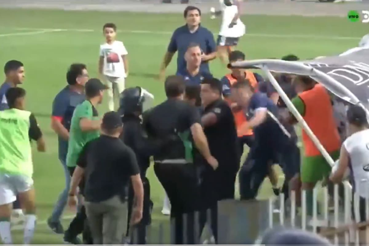 Los planteles de los dos equipos terminaron a los golpes y tuvo que intervenir la policía
