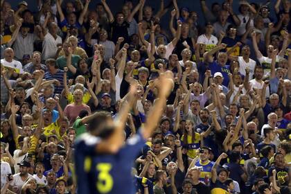 La platea de Boca celebra el gol de Mas, que le dio el triunfo a Boca en la Bombonera.