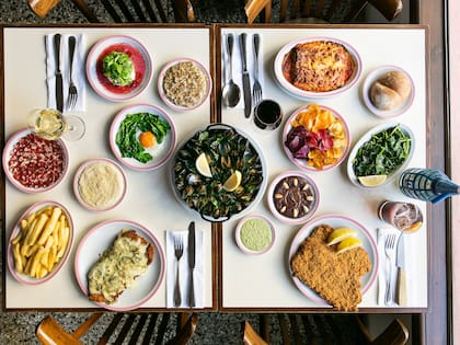 Los platitos pequeños que sirven como tapas, entradas o para compartir al medio de la mesa