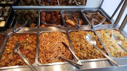 Los platos de la rotisería incluyen hamburguesas de soja, tortillas y una gran variedad de ensaldas