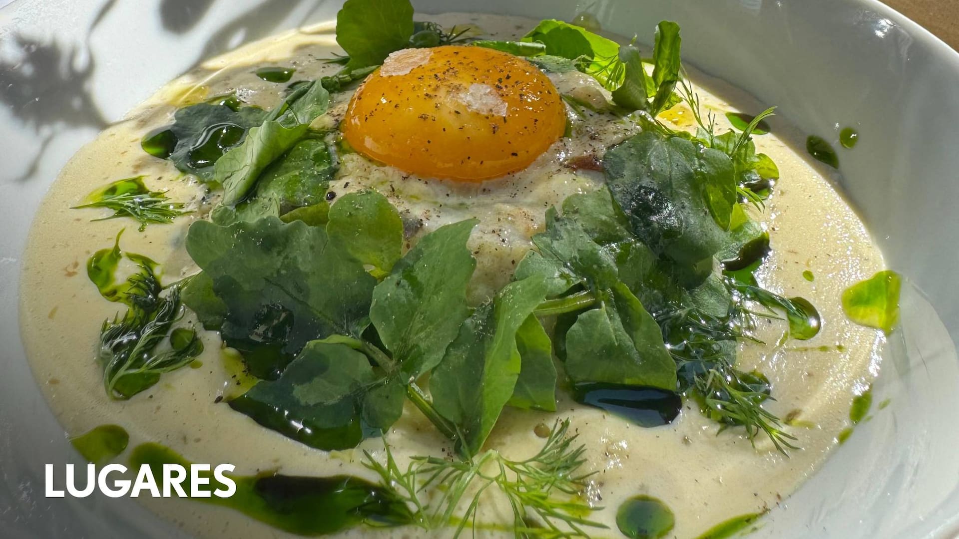 Pepinos al rescoldo con salsa vitel toné, alcaparrones, huevo de codorniz y botarga.