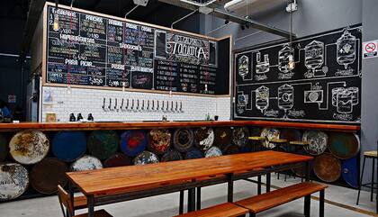 Una de las cervecerías más reconocidas de la escena, El Galpón de Tacuara ofrece acompañar sus "elixires" con platos contundentes
