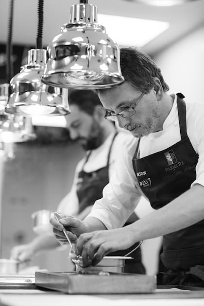 Los platos que desarrolla son verdaderas obras que trascienden la cocina. Para ello, cuenta con un equipo de investigación y desarrollo que se la pasa experimentando