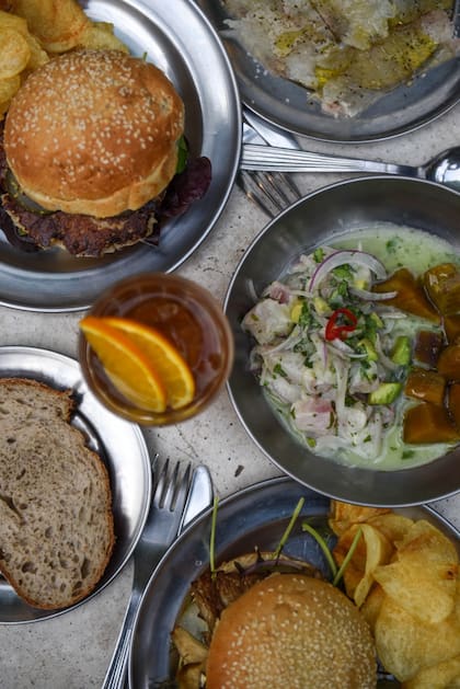 Los platos varían según lo que se pesca, aunque intentan mantener en carta algunos estables, como la hamburguesa de pescado.