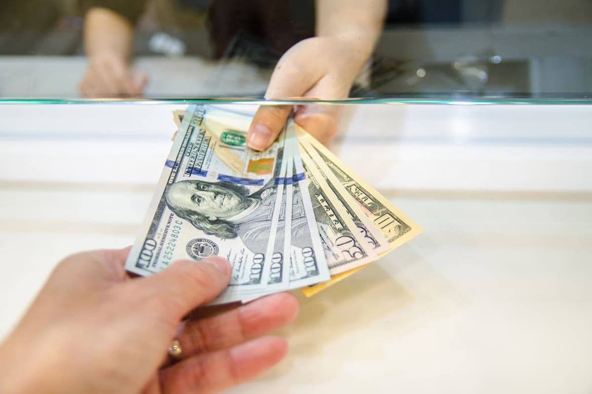 Los plazos fijos en pesos cayeron 3% nominal en septiembre, por pase a dólares, y tres de cada cuatro colocaciones ya se pactan al término más corto posible