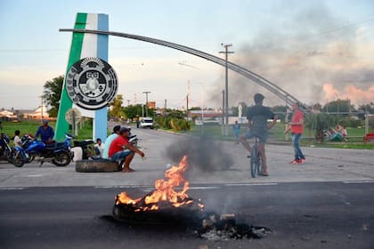 Los pobladores afectados por la inundación hicieron piquetes en la ruta 16
