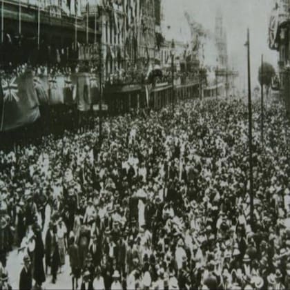 Los pobladores de Ciudad del Cabo en plenos tres minutos de silencio, en 1918