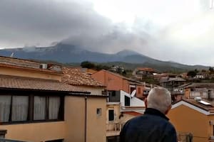 Los pobladores observan hoy el volcán Etna.