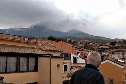 Los pobladores observan hoy el volcán Etna.