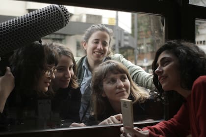 Mercedes Halfon, Laura Citarella y un equipo de cineastas en el rodaje de "Las poetas visitan a Juana Bignozzi"