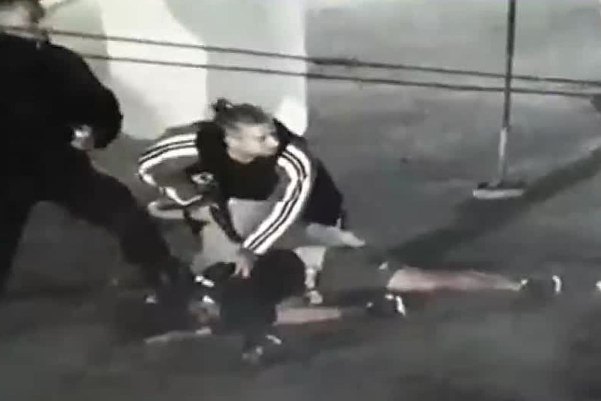 Los policías, antes de arrastrar a José Luis González, malherido, hacia el interior del hospital Belgrano, de San Martín, en un presunto caso de "gatillo fácil"