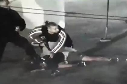 Los policías, antes de arrastrar a José Luis González, malherido, hacia el interior del hospital Belgrano, de San Martín, en un presunto caso de "gatillo fácil"