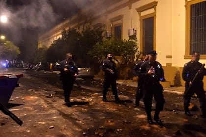 Los policías chocaron con los manifestantes en la capital paraguaya