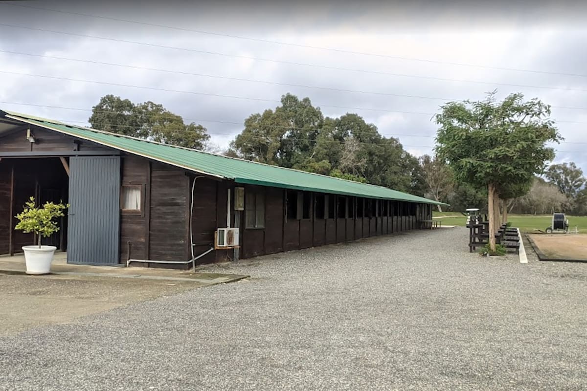 Los policías de la Unidad Central de Redes de Inmigración Ilegal y Falsedades Documentales (UCRIF) de la Comisaría de Algeciras encontraron a un hombre viviendo como podía en una finca dedicada al polo