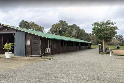 Los policías de la Unidad Central de Redes de Inmigración Ilegal y Falsedades Documentales (UCRIF) de la Comisaría de Algeciras encontraron a un hombre viviendo como podía en una finca dedicada al polo