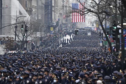 Los policías de Nueva York se reúnen para el funeral del oficial Wilbert Mora el 2 de febrero de 2022 en Nueva York