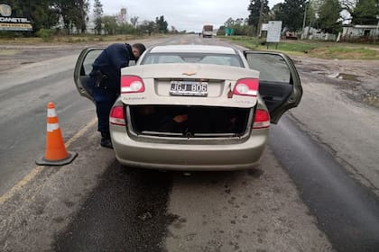 Los policías de Paso Telégrafo en Entre Ríos descubrieron al ex soldado ucraniano Viktor Melnyk dentro del baúl de un Corsa.