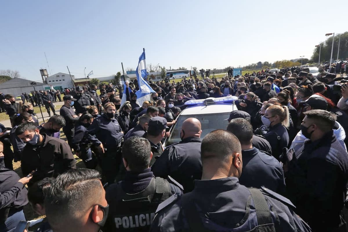 Los policías en Puente 12 mientras escuchan el discurso de Axel Kicillof