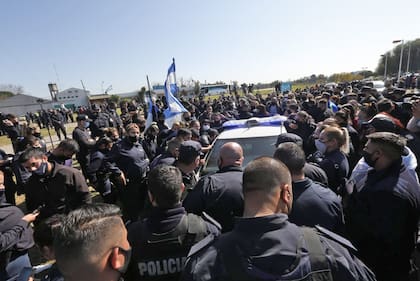Los policías en Puente 12 -La Matanza- mientras escuchan el discurso de Axel Kicillof, el jueves