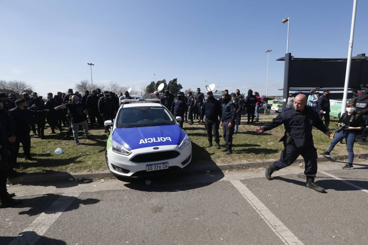 Los policías en Puente 12 tras el anuncio de Kicillof