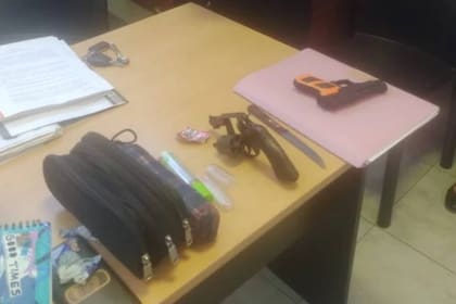 Los policías encontraron un arma calibre 38, una pistola de juguete y un cuchillo de cocina entre los útiles de un alumno, en Misiones