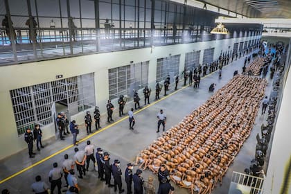 Los policías reciben a los nuevos 2000 prisioneros en la cárcel más grande de América