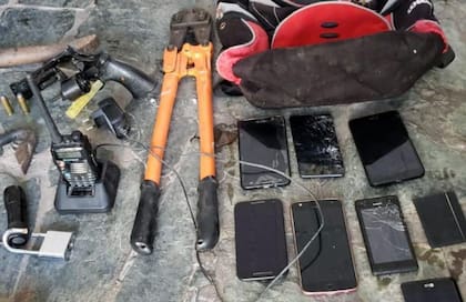 Los policías secuestraron un revólver calibre 32 con municiones, corta candados, ocho teléfonos celulares, cadenas y otros elementos de prueba para la causa