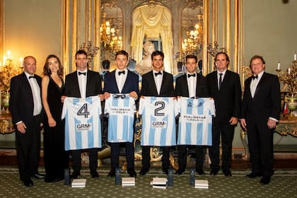 Los polistas argentinos posan en Cliveden House con el director técnico Eduardo Heguy (ganador de la Coronación en el año 2000) y el embajador Carlos Sersale Di Cerisano.
