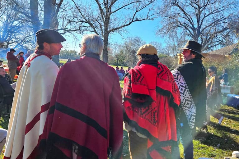Los ponchos de "los Infernales", presentes en la ceremonia para rendir tributo a Güemes