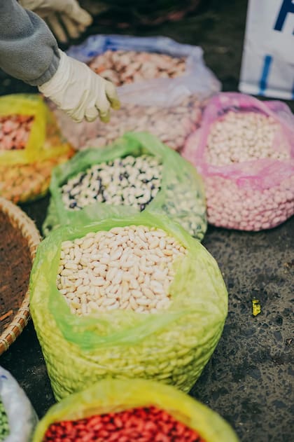 Los porotos aportan proteínas vegetales de alta calidad y una gran cantidad de fibra, lo que ayuda a mantener estables los niveles de azúcar en sangre