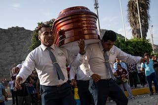 Los bailarines de la muerte: cargan los féretros y desafían al dolor en Perú