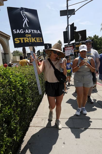 Los portales de Hollywood estiman la fortuna personal de Hilary Duff en 25 millones de dólares. Sin embargo, la actriz no dudó en salir a la calle a apoyar la unión SAG-AFTRA (entre el Screen Actor's Guild y la American Federation of Television and Radio Artist) en la negociación con la Alliance of Motion Picture and Television Producers (AMPTP).