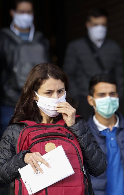 Los porteños acatan el uso obligatorio de barbijos en espacios públicos de la ciudad, dispuesto el lunes.