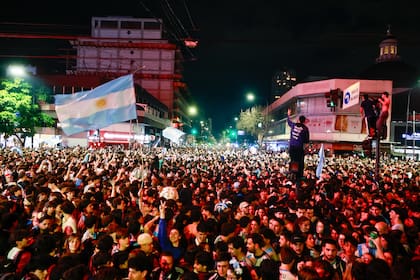 Los porteños deliran en la esquina de Cabildo y Juramento, Belgrano