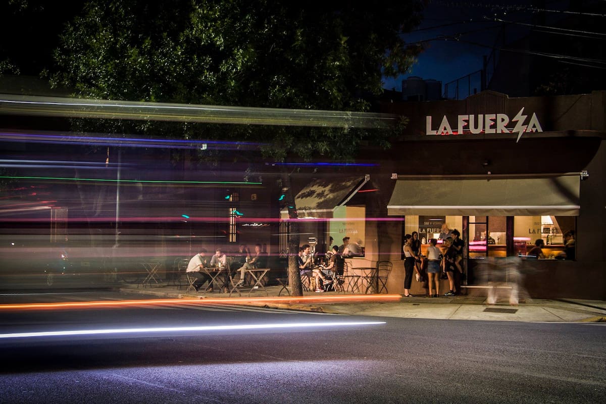 Los porteños se toman muy en serio sus tragos tradicionales, y la increíble variedad de lugares donde pueden consumirlos.
