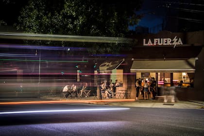 Los porteños se toman muy en serio sus tragos tradicionales, y la increíble variedad de lugares donde pueden consumirlos.