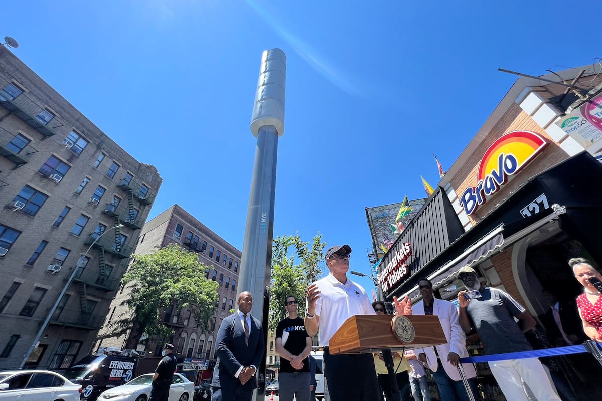 Los postes de 5G instalados en Nueva York