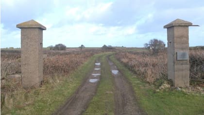 Los postes que marcaban la entrada del campo de concentración de Lager-Sylt es de lo poco que queda en pie