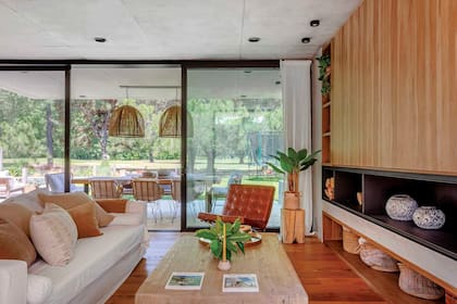 La mesa ratona de madera rústica (Landmark) tiene un estilo similar al banco ‘Muelita’ (Casa María Paula).